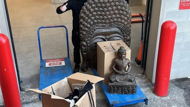 Moving large statues on a cart